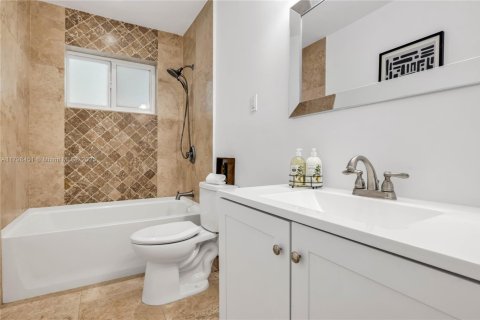 House in Biscayne Park, Florida 3 bedrooms, 167.6 sq.m. № 1896105 - photo 26