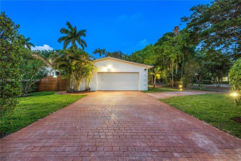 House in Biscayne Park, Florida 3 bedrooms, 167.6 sq.m. № 1896105 - photo 5