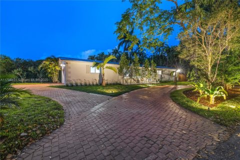 House in Biscayne Park, Florida 3 bedrooms, 167.6 sq.m. № 1896105 - photo 4