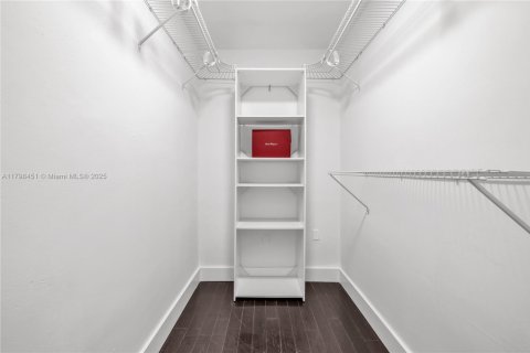 House in Biscayne Park, Florida 3 bedrooms, 167.6 sq.m. № 1896105 - photo 22