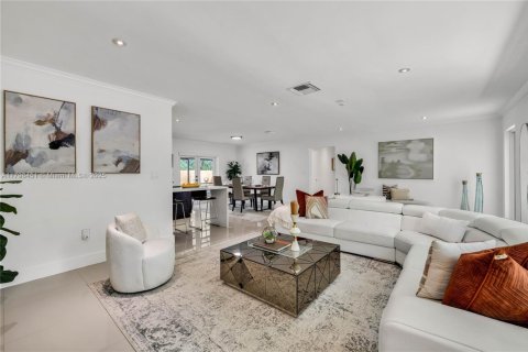 House in Biscayne Park, Florida 3 bedrooms, 167.6 sq.m. № 1896105 - photo 10