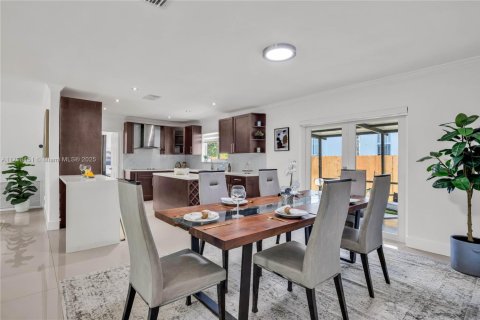 House in Biscayne Park, Florida 3 bedrooms, 167.6 sq.m. № 1896105 - photo 12