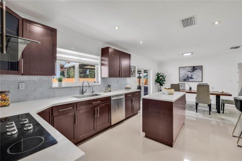 House in Biscayne Park, Florida 3 bedrooms, 167.6 sq.m. № 1896105 - photo 17