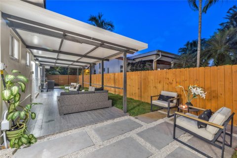 House in Biscayne Park, Florida 3 bedrooms, 167.6 sq.m. № 1896105 - photo 14