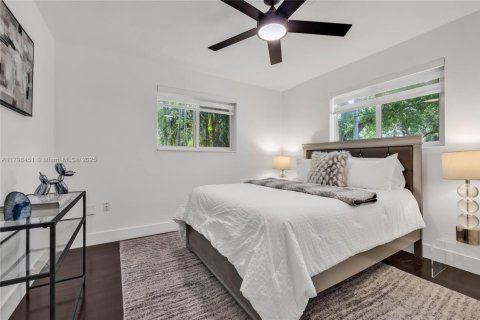 House in Biscayne Park, Florida 3 bedrooms, 167.6 sq.m. № 1896105 - photo 27