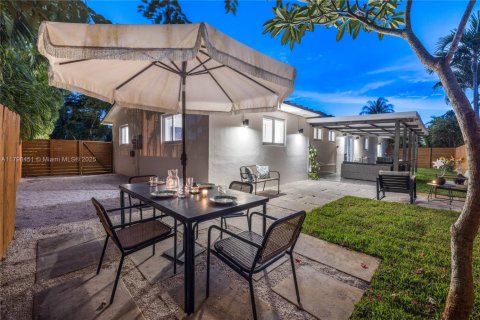 House in Biscayne Park, Florida 3 bedrooms, 167.6 sq.m. № 1896105 - photo 3