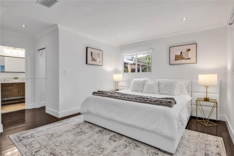 House in Biscayne Park, Florida 3 bedrooms, 167.6 sq.m. № 1896105 - photo 20