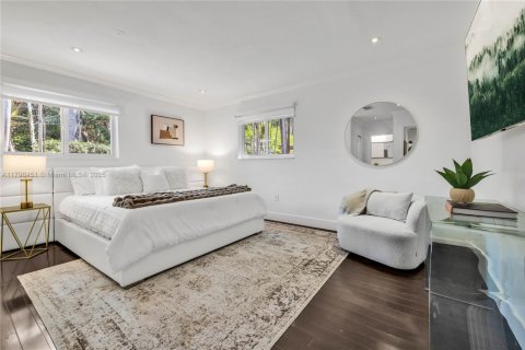 House in Biscayne Park, Florida 3 bedrooms, 167.6 sq.m. № 1896105 - photo 19