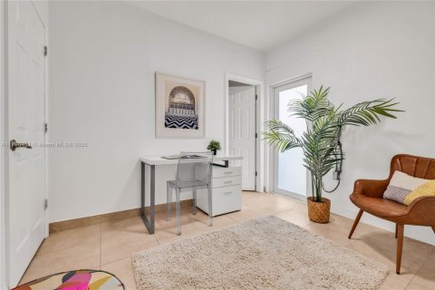 House in Biscayne Park, Florida 3 bedrooms, 167.6 sq.m. № 1896105 - photo 30