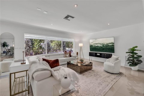 House in Biscayne Park, Florida 3 bedrooms, 167.6 sq.m. № 1896105 - photo 9