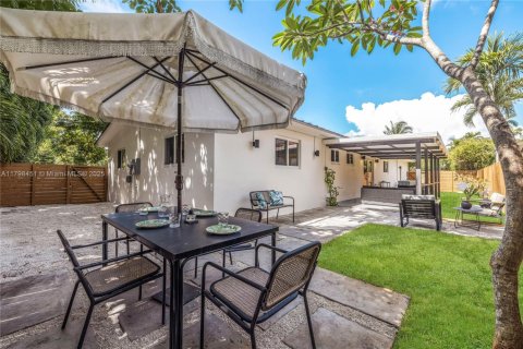 House in Biscayne Park, Florida 3 bedrooms, 167.6 sq.m. № 1896105 - photo 24