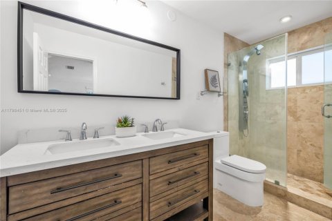 House in Biscayne Park, Florida 3 bedrooms, 167.6 sq.m. № 1896105 - photo 21