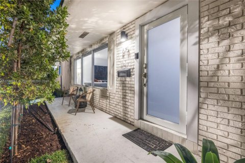 House in Biscayne Park, Florida 3 bedrooms, 167.6 sq.m. № 1896105 - photo 6