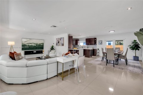 House in Biscayne Park, Florida 3 bedrooms, 167.6 sq.m. № 1896105 - photo 8