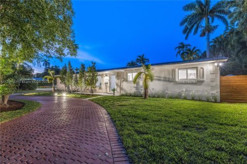 House in Biscayne Park, Florida 3 bedrooms, 167.6 sq.m. № 1896105 - photo 23