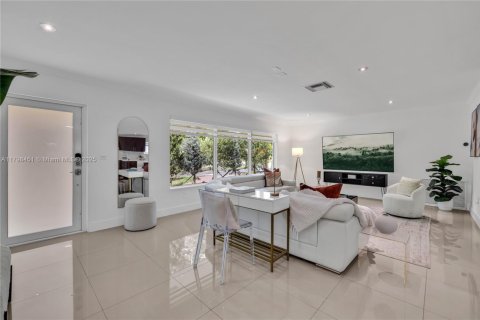 House in Biscayne Park, Florida 3 bedrooms, 167.6 sq.m. № 1896105 - photo 11