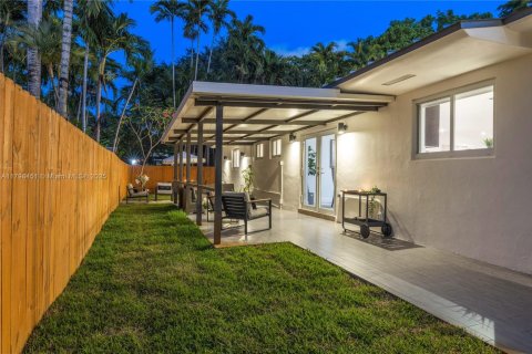 House in Biscayne Park, Florida 3 bedrooms, 167.6 sq.m. № 1896105 - photo 28