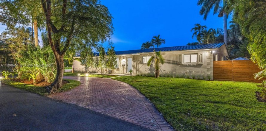 Casa en Biscayne Park, Florida 3 dormitorios, 167.6 m2 № 1896105