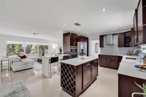 House in Biscayne Park, Florida 3 bedrooms, 167.6 sq.m. № 1896105 - photo 15