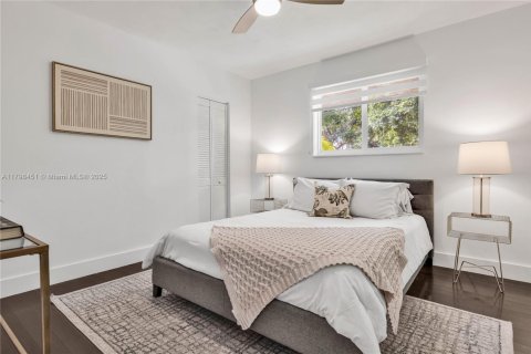 House in Biscayne Park, Florida 3 bedrooms, 167.6 sq.m. № 1896105 - photo 25