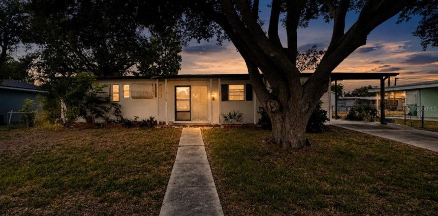 House in Port Charlotte, Florida 2 bedrooms, 89.37 sq.m. № 2157884