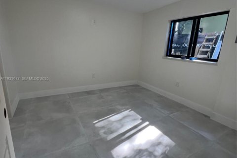 Casa en alquiler en Miami, Florida, 5 dormitorios, 179.49 m2 № 1992822 - foto 2