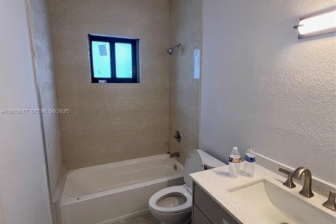 Casa en alquiler en Miami, Florida, 5 dormitorios, 179.49 m2 № 1992822 - foto 9