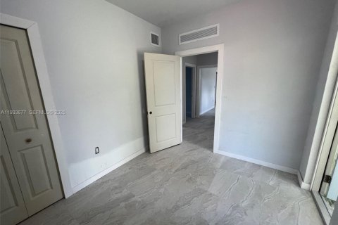 Casa en alquiler en Miami, Florida, 5 dormitorios, 179.49 m2 № 1992822 - foto 5