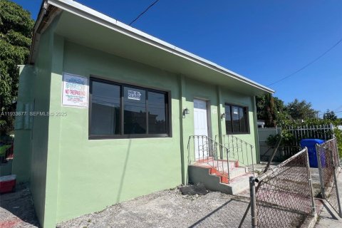 Casa en alquiler en Miami, Florida, 5 dormitorios, 179.49 m2 № 1992822 - foto 1