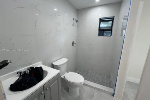 Casa en alquiler en Miami, Florida, 5 dormitorios, 179.49 m2 № 1992822 - foto 3