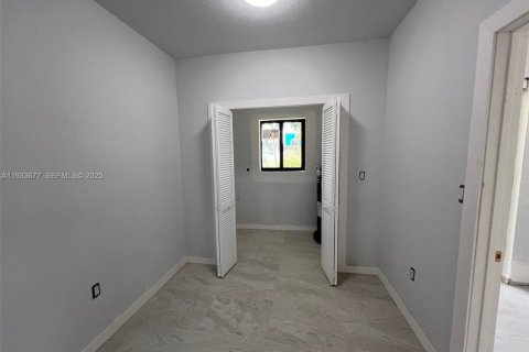 Casa en alquiler en Miami, Florida, 5 dormitorios, 179.49 m2 № 1992822 - foto 4