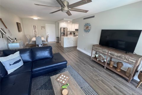 Condominio en venta en Pompano Beach, Florida, 2 dormitorios, 106.84 m2 № 1799359 - foto 1
