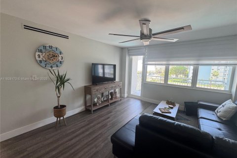 Condominio en venta en Pompano Beach, Florida, 2 dormitorios, 106.84 m2 № 1799359 - foto 2