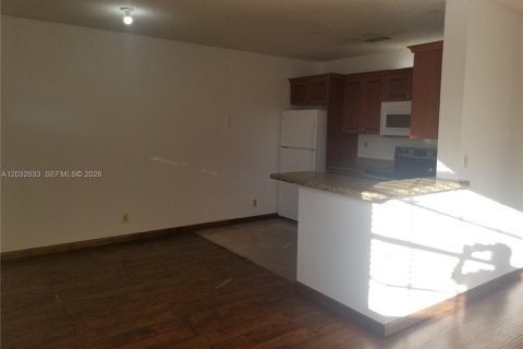 Condominio en alquiler en Coral Springs, Florida, 2 dormitorios, 77.57 m2 № 2077656 - foto 9