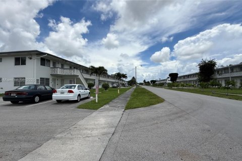 Condo in Miami Gardens, Florida, 1 bedroom  № 1878754 - photo 3