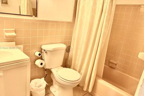 Condo in Miami Gardens, Florida, 1 bedroom  № 1878754 - photo 15