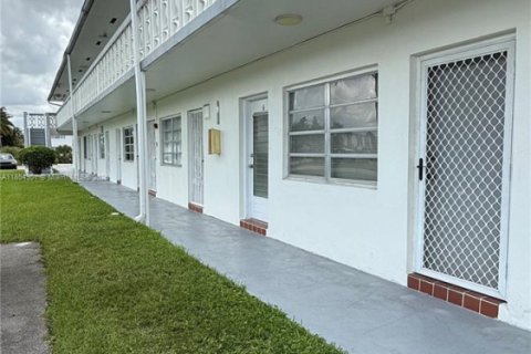 Condo in Miami Gardens, Florida, 1 bedroom  № 1878754 - photo 1