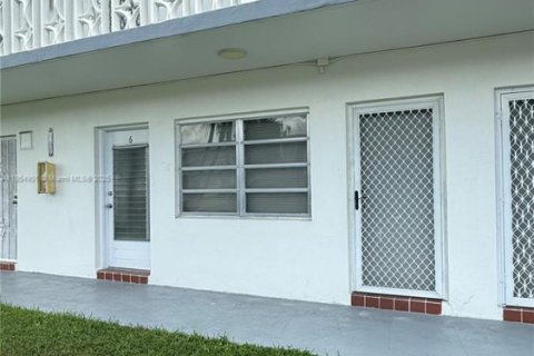 Condo in Miami Gardens, Florida, 1 bedroom  № 1878754 - photo 2