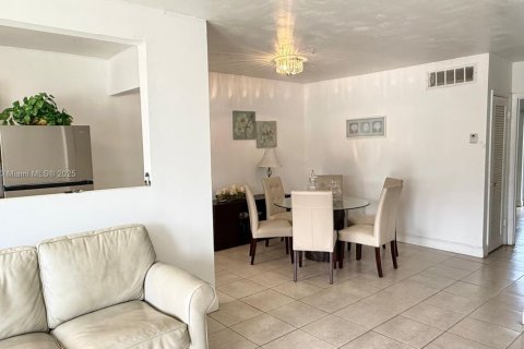 Condo in Miami Gardens, Florida, 1 bedroom  № 1878754 - photo 16