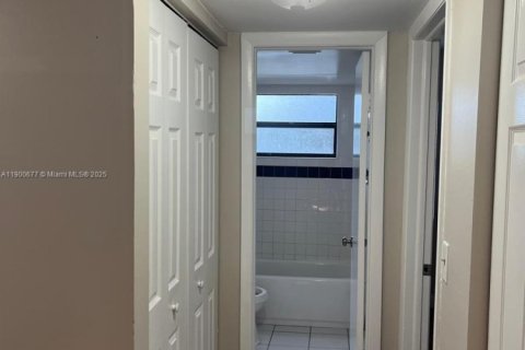Condo in Miramar, Florida, 3 bedrooms № 2081701 - photo 10