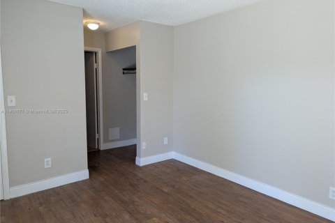 Condo in Miramar, Florida, 3 bedrooms № 2081701 - photo 13
