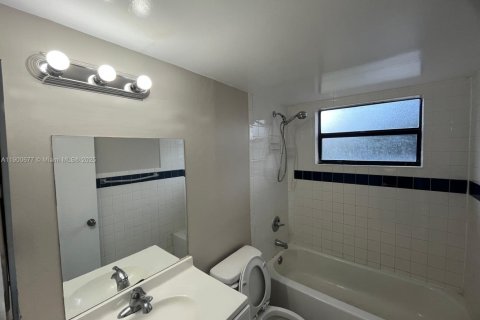 Condo in Miramar, Florida, 3 bedrooms № 2081701 - photo 11