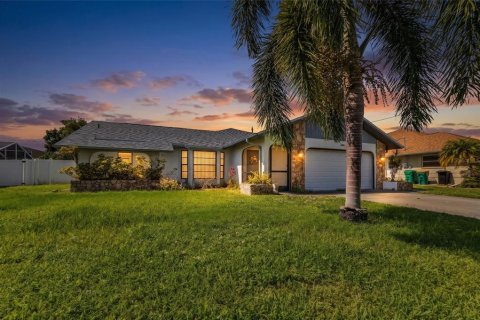 House in Englewood, Florida 2 bedrooms, 129.32 sq.m. № 2330028