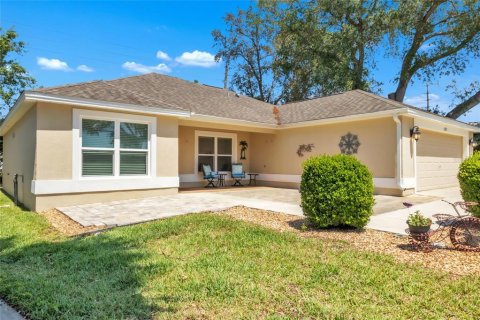 House in Lady Lake, Florida 3 bedrooms, 148.55 sq.m. № 1631416 - photo 1