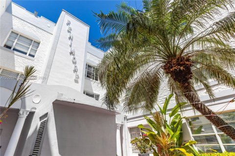 Condo in Miami Beach, Florida, 1 bedroom  № 2241138 - photo 17