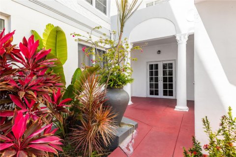 Condo in Miami Beach, Florida, 1 bedroom  № 2241138 - photo 20