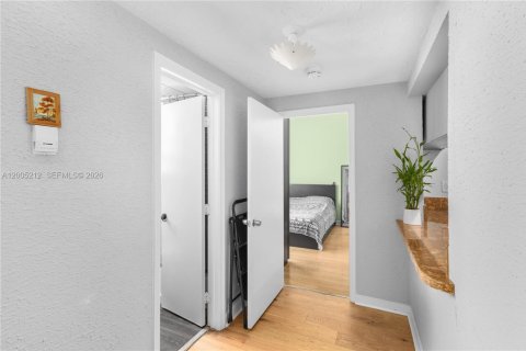 Condo in Miami Beach, Florida, 1 bedroom  № 2241138 - photo 10