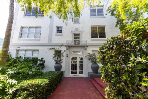 Condo in Miami Beach, Florida, 1 bedroom  № 2241138 - photo 23
