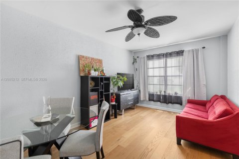 Condo in Miami Beach, Florida, 1 bedroom  № 2241138 - photo 3