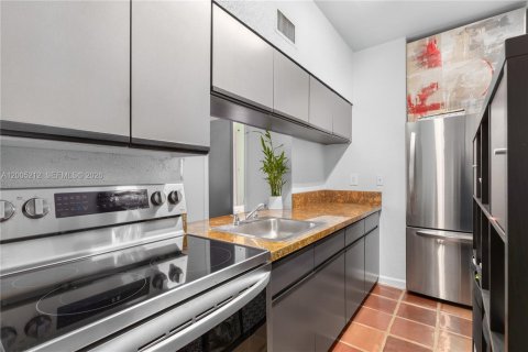 Condo in Miami Beach, Florida, 1 bedroom  № 2241138 - photo 4
